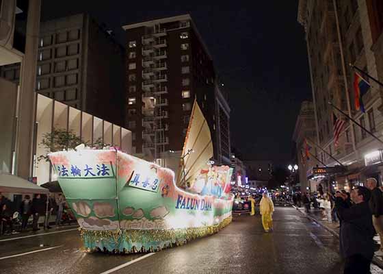 Image for article Oregon, États-Unis : Le char du Falun Dafa brille à la Starlight Parade