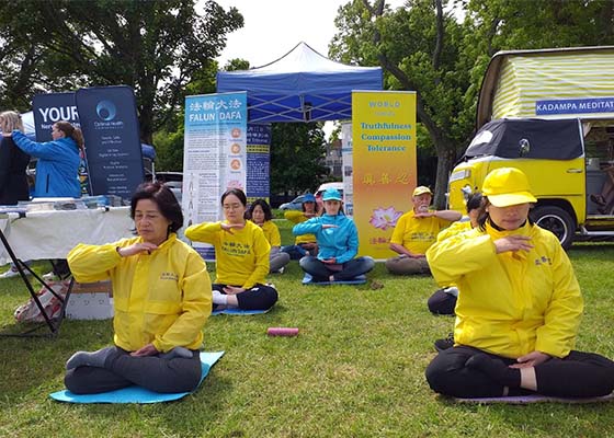 Image for article Écosse : Présentation du Falun Dafa au Meadow Festival d’Édimbourg