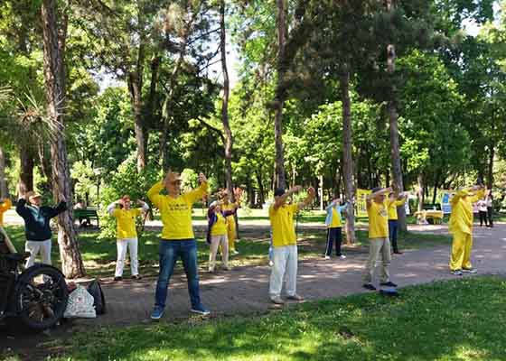 Image for article Moldavie : Les pratiquants organisent des activités pour célébrer la Journée mondiale du Falun Dafa