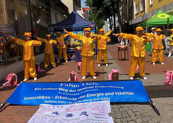 Image for article Allemagne : Les pratiquants au festival culturel de Dortmund félicités pour avoir sensibilisé le public à la persécution du Falun Dafa en Chine