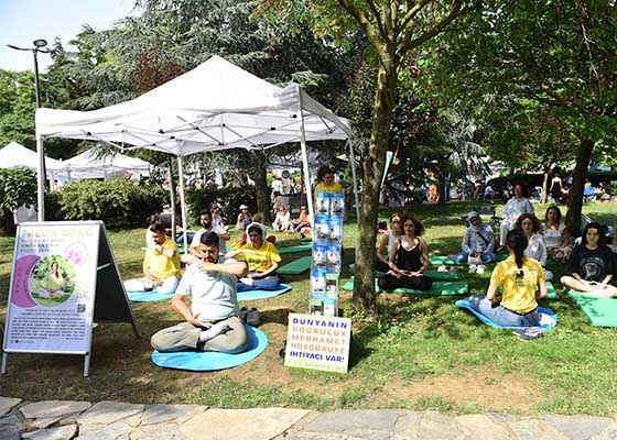 Image for article Istanbul, Turquie : Les gens apprennent les exercices du Falun Dafa au Festival de l’environnement d’Istanbul