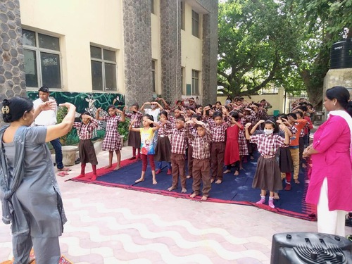 Image for article Dehli, en Inde : Des écoliers apprécient d’apprendre les exercices du Falun Dafa