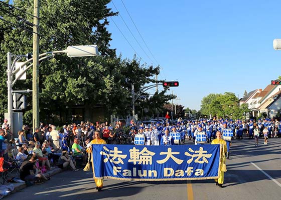 Image for article Canada : Les pratiquants de Falun Dafa ont été bien accueillis lors d’un défilé festif au Québec