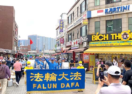 Image for article Corée du Sud : Le Tian Guo Marching Band saluée lors d’un défilé à Ansan
