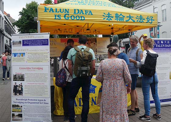 Image for article Entendu lors d’une activité dans la rue Meir à Anvers : « J’espère que le Falun Dafa pourra s’épanouir à nouveau en Chine »