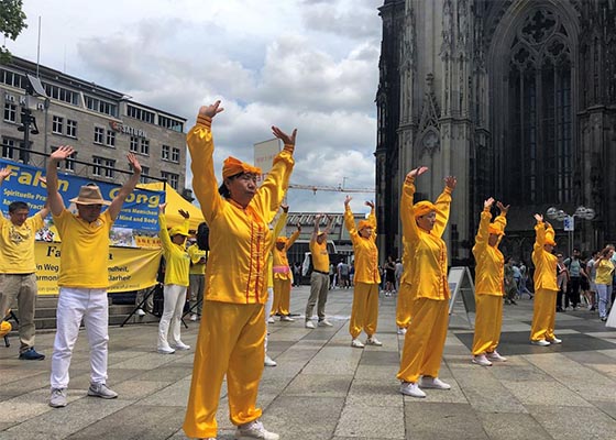 Image for article Une collecte de signatures devant la cathédrale de Cologne en Allemagne appelle à la fin des persécutions