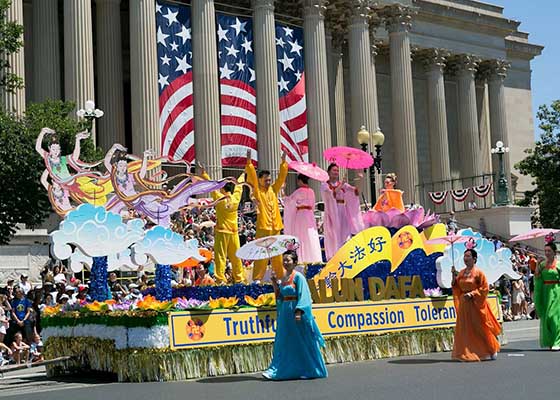 Image for article Washington, DC : Les pratiquants de Falun Dafa accueillis lors du défilé du jour de l’Indépendance des États-Unis