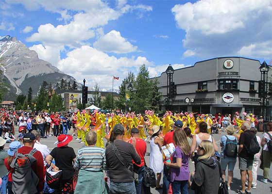 Image for article Banff, Alberta : Les tambourins de ceinture du Falun Dafa font fureur lors des célébrations de la fête du Canada