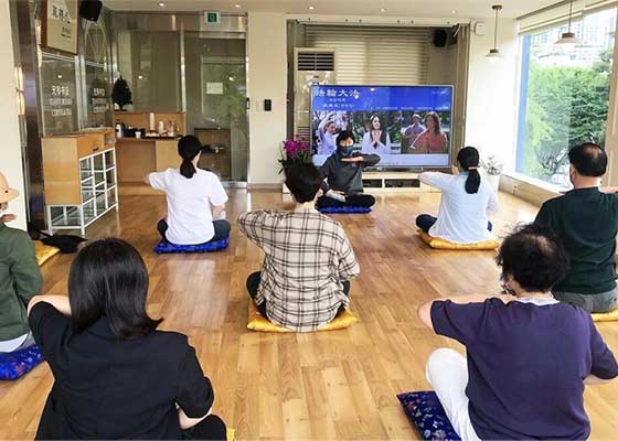 Image for article Corée du Sud : Les nouveaux pratiquants sont reconnaissants d’avoir eu l’occasion d’apprendre le Falun Dafa