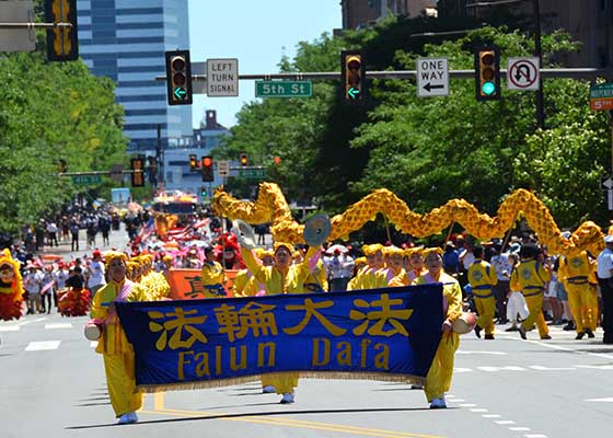 Image for article Philadelphie, États-Unis : Les gens félicitent le Falun Dafa lors de deux défilés pour la fête de l’Indépendance