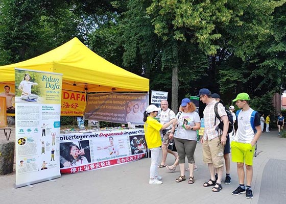 Image for article En Allemagne, les gens soutiennent la résistance pacifique des pratiquants de Falun Dafa pour mettre fin à la persécution