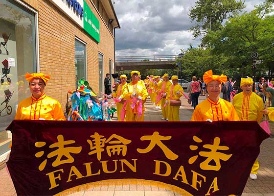Image for article Des pratiquants de Falun Gong participent au défilé du carnaval de Chelmsford en Angleterre