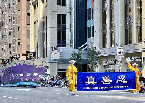 Image for article Canada : Des pratiquants de Falun Dafa participent au défilé du Stampede de Calgary