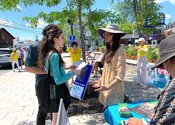 Image for article Québec, Canada : Les gens expriment leur appréciation du Falun Dafa lors d’une activité à un site touristique populaire