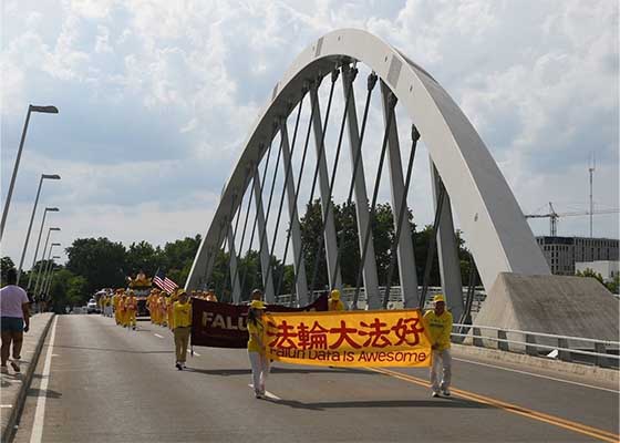 Image for article Ohio : Le Falun Dafa est applaudi lors de la parade du Jour de l'indépendance à Columbus