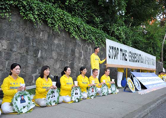 Image for article Vancouver : Une veillée aux chandelles commémore les pratiquants de Falun Gong morts pendant les 23 années de persécution du régime chinois