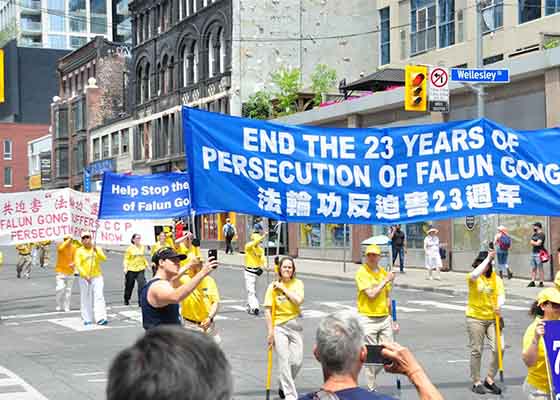Image for article Toronto : Le public fait l’éloge du Falun Dafa lors d’un défilé organisé pour dénoncer la persécution en Chine