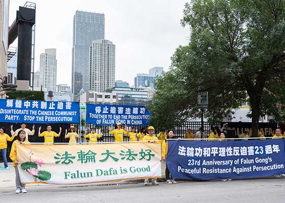 Image for article Chicago, États-Unis : Rassemblement et veillée aux chandelles à la mémoire des pratiquants de Falun Dafa morts au cours des 23 années de persécution par le PCC