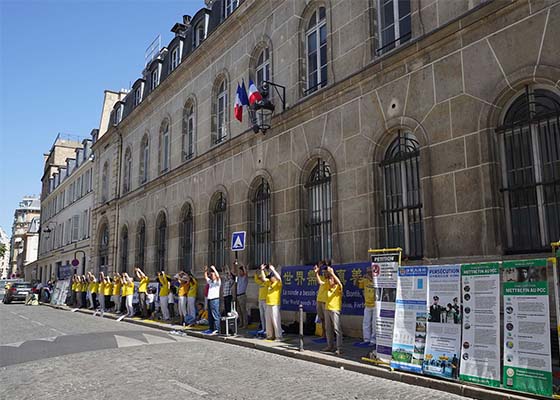 Image for article France : Le public condamne la persécution qui dure depuis des décennies envers le Falun Gong lors d’événements dans dix villes