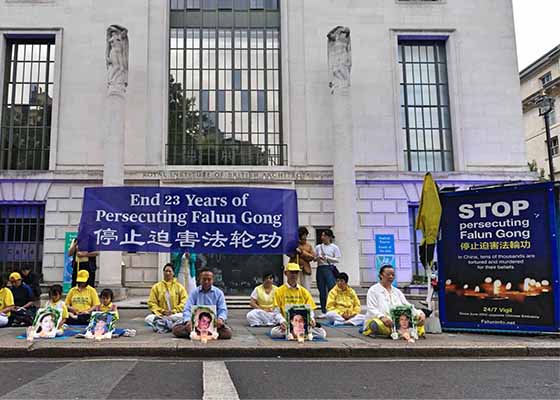 Image for article Londres, Angleterre : Les pratiquants appellent à mettre fin à la persécution en Chine lors d’une veillée aux chandelles devant l’ambassade de Chine