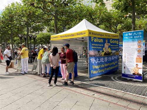 Image for article Francfort, Allemagne : Des pratiquants dénoncent la persécution continue du Falun Dafa par le PCC