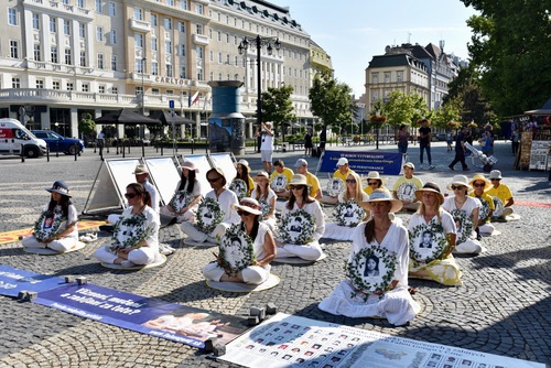 Image for article Bratislava, Slovaquie : Des élus prennent la parole à l’activité commémorant les 23 ans de persécution du Falun Gong en Chine