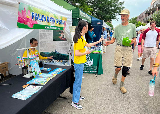 Image for article Michigan : Le Falun Dafa est reçu chaleureusement lors d’une foire des arts