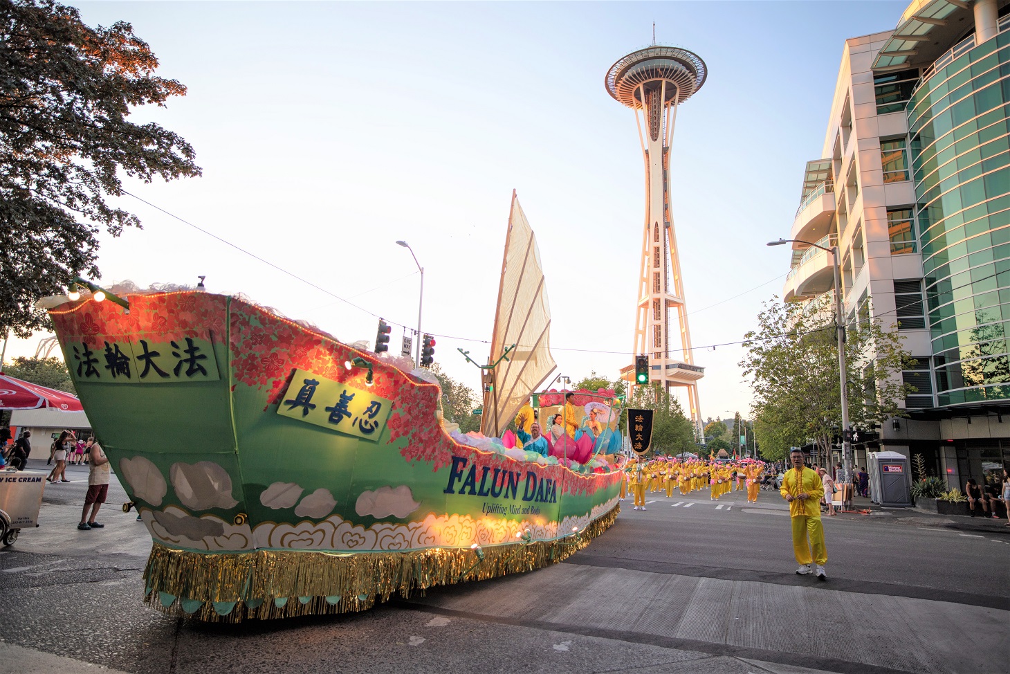 Image for article État de Washington : Le « Bateau du Fa » brille dans le défilé aux flambeaux du Seafair à Seattle