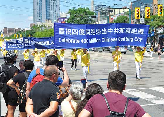 Image for article Toronto, Canada : Un défilé célèbre les 400 millions de personnes qui ont démissionné du Parti communiste chinois
