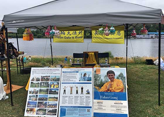 Image for article Canada : Des pratiquants présentent le Falun Dafa lors de l’événement Royal Regatta