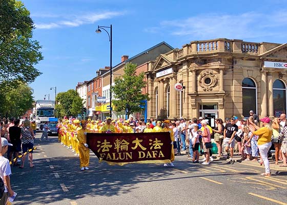 Image for article Angleterre : Des pratiquants de Falun Gong participent au défilé du carnaval de Skegness