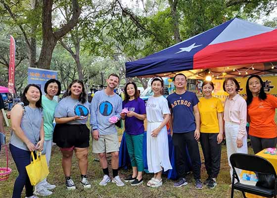 Image for article Houston, États-Unis : Les pratiquants de Falun Gong participent à un festival local