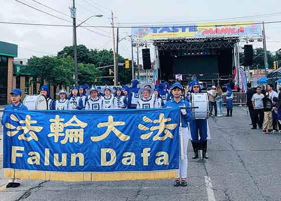Image for article Toronto : Les gens sont reconnaissants de la participation du Falun Dafa au festival de rue philippin