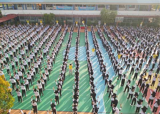 Image for article Batam, Indonésie : Présenter le Falun Dafa à des milliers d’étudiants