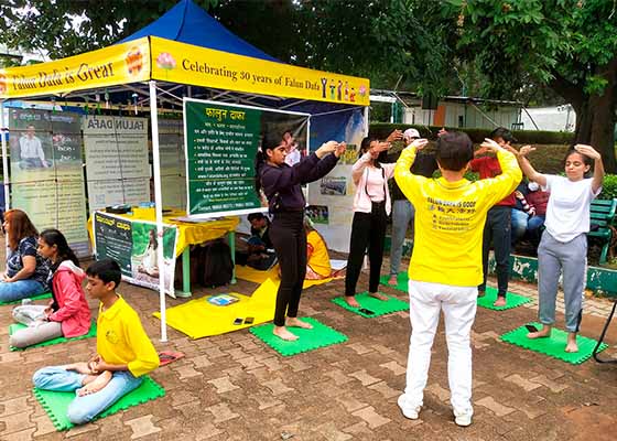 Image for article Bangalore, Inde : Des pratiquants présentent le Falun Dafa lors d’une exposition florale populaire