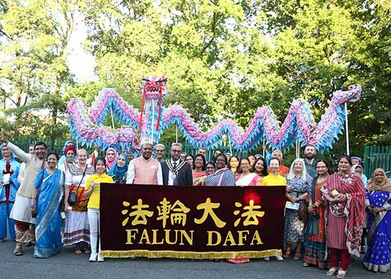 Image for article Basildon, Royaume-Uni : Les pratiquants de Falun Dafa participent au Mois du patrimoine sud-asiatique