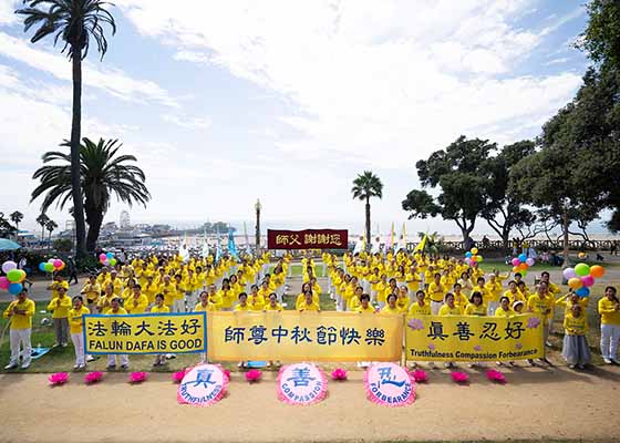 Image for article Los Angeles : Les pratiquants de Falun Dafa expriment leur gratitude à Maître Li lors de la fête de la Mi-Automne