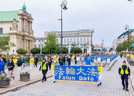 Image for article Pologne : Le défilé du Falun Dafa promouvant Authenticité-Bienveillance-Tolérance apporte une bonne énergie