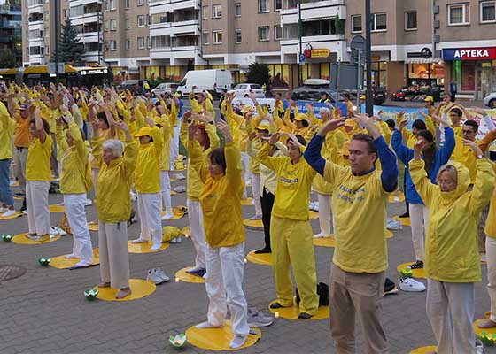 Image for article Varsovie, Pologne : Les pratiquants de 35 pays lancent un appel à mettre fin à la persécution du Falun Dafa par le PCC