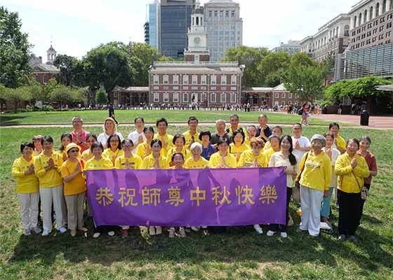 Image for article Philadelphie, Pennsylvanie : Des touristes s’informent sur le Falun Dafa en visitant le site de Liberty Bell