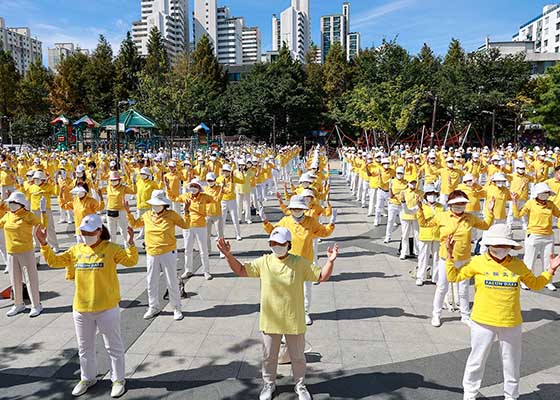 Image for article Séoul, Corée du Sud : Des activités dans le quartier chinois célèbrent les 400 millions de personnes qui ont démissionné du PCC