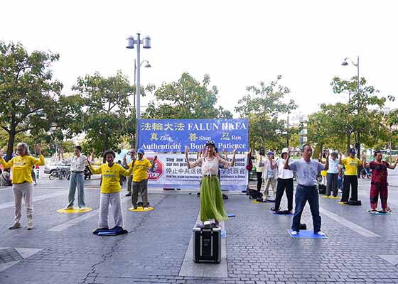 Image for article Paris, France : Présentation du Falun Dafa sur la place d’Italie