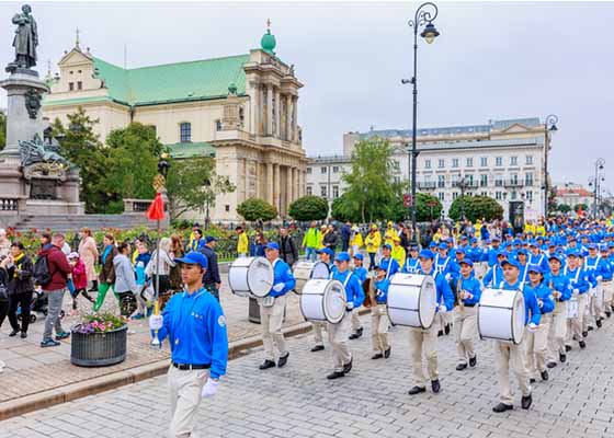 Image for article Pologne : Une sympathisante se rend à Varsovie pour participer au défilé des pratiquants