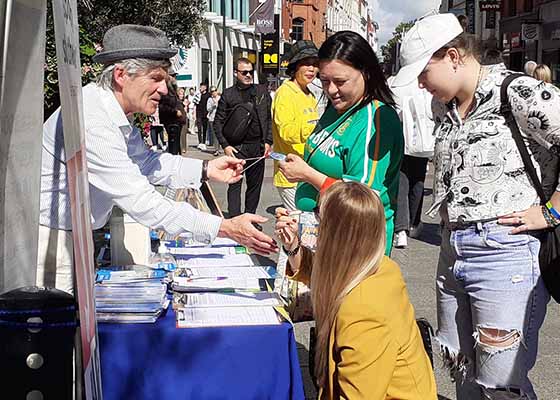 Image for article Dublin, Irlande : Des pratiquants présentent le Falun Gong pendant la fête de la Mi-Automne