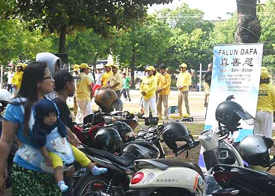 Image for article Indonésie : Des pratiquants présentent le Falun Dafa à Turban