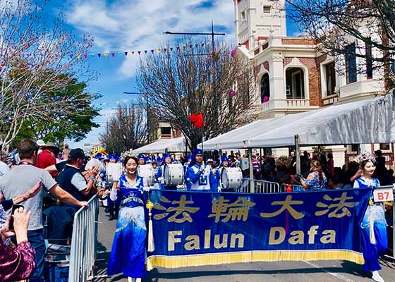 Image for article Toowoomba, Australie : Le Falun Dafa remporte le premier prix du défilé du Carnaval des fleurs