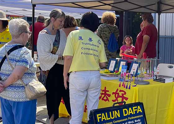 Image for article État de New York : Promouvoir le Falun Dafa à la foire de rue à Canajoharie