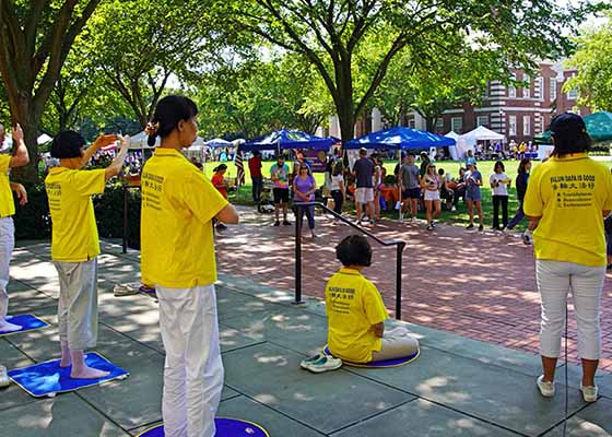 Image for article Université du Delaware : Les participants à la journée communautaire font l’expérience de la tranquillité du Falun Dafa
