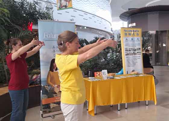 Image for article Roumanie : Présentation du Falun Dafa à la foire « Santé au naturel »