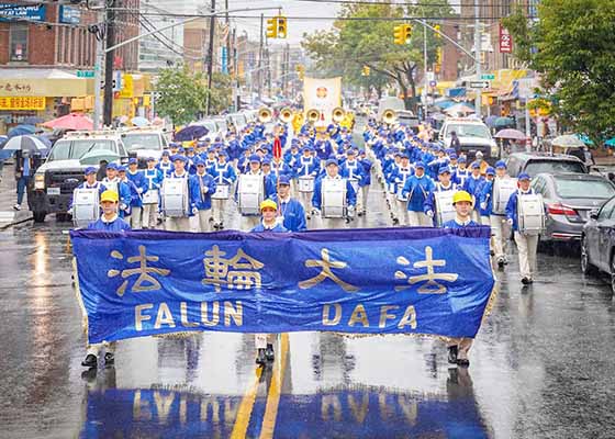 Image for article New York : Un grand défilé sous la pluie sensibilise à la persécution en cours en Chine